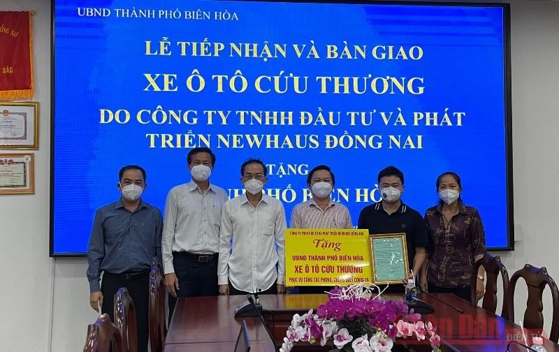 Lãnh đạo Thành ủy, UBND TP Biên Hòa tiếp nhận xe cứu thương.