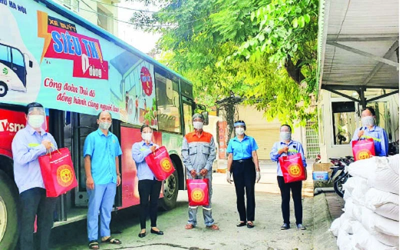 Chuyến “Xe buýt siêu thị 0 đồng” chở hàng hóa, nhu yếu phẩm thiết yếu hỗ trợ 700 công nhân lao động bị ảnh hưởng bởi dịch Covid-19 tại Cụm Công nghiệp Hà Bình Phương (huyện Thường Tín).