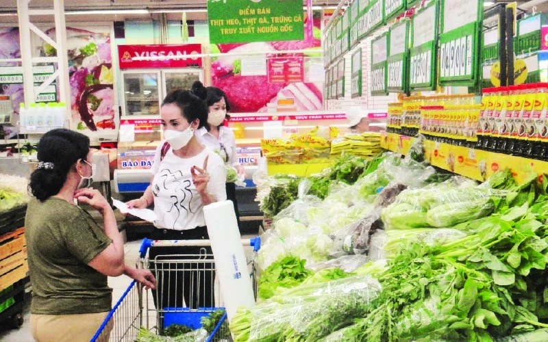 Người dân đến mua hàng tại siêu thị Co.opmart ở quận 3, TP Hồ Chí Minh. 