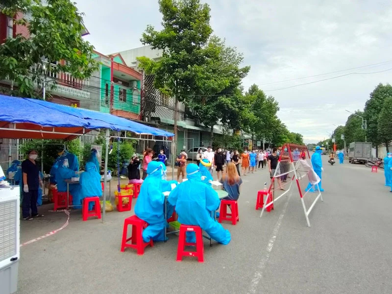 Xét nghiệm sàng lọc diện rộng trên địa bàn thành phố Thuận An, tỉnh Bình Dương.