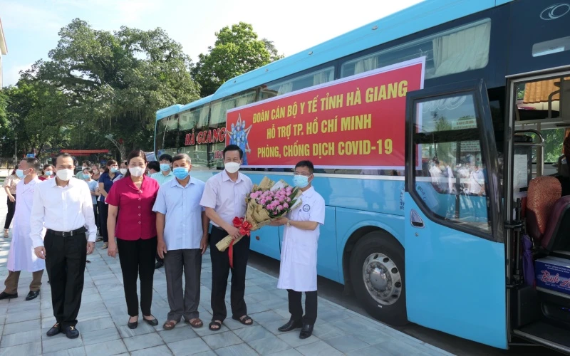Các đồng chí lãnh đạo tỉnh Hà Giang tặng hoa, chức mừng đoàn cán bộ y tế vào TP Hồ Chí Minh chống dịch.