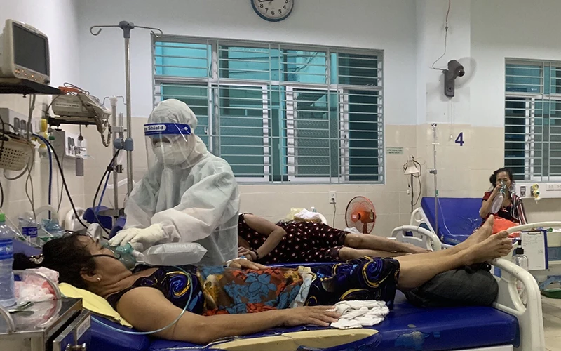 Điều dưỡng Hoàng Thị Diễm chăm sóc cho người bệnh tại Bệnh viện đa khoa Gò Vấp.