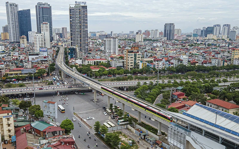 Chạy thử nghiệm đoàn tàu Dự án tuyến đường sắt đô thị Nhổn - ga Hà Nội, đoạn trên cao dài 8,5 km từ Depot Nhổn đến Ga S8 (Cầu Giấy, Hà Nội). Ảnh: MINH HÀ 