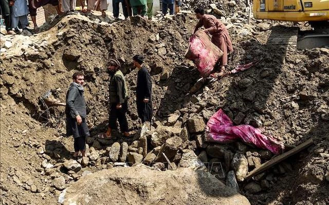 Trong ảnh (tư liệu): Lực lượng cứu hộ tìm kiếm nạn nhân bị chôn vùi sau trận lũ quét tại Charikar, tỉnh Parwan, Afghanistan, ngày 27/8/2020. (Ảnh: AFP/ TTXVN)