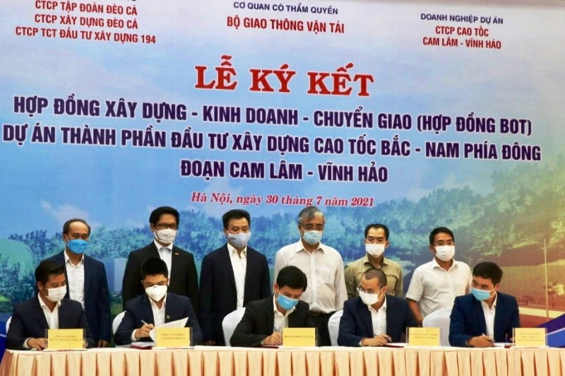 Lễ ký hợp đồng BOT dự án đầu tư xây dựng đoạn cao tốc Cam Lâm - Vĩnh Hảo. (Ảnh: Bộ Giao thông vận tải cung cấp)