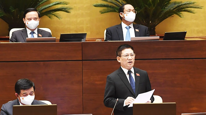 Bộ trưởng Tài chính Hồ Đức Phớc báo cáo trước Quốc hội.