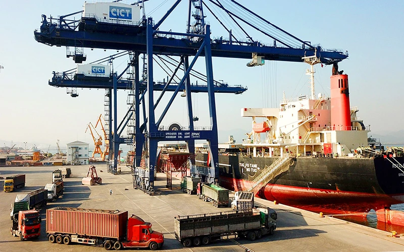 Bốc xếp hàng hóa tại Cảng container quốc tế Cái Lân (CICT), Quảng Ninh.