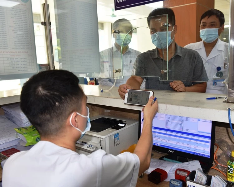 Người dân đăng ký khám, chữa bệnh tại Bệnh viện đa khoa Hà Đông bằng thẻ Bảo hiểm y tế trên ứng dụng VssID - Bảo hiểm xã hội số.