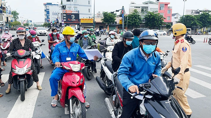 Cảnh sát giao thông điều phối và kiểm soát người dân ra đường trong thời gian thành phố áp dụng Chỉ thị 16. Ảnh chụp tại quận Gò Vấp.