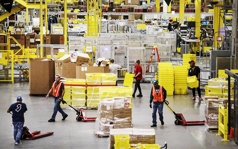 Một trung tâm xử lý đơn hàng của Amazon tại Mỹ. Ảnh: Bloomberg