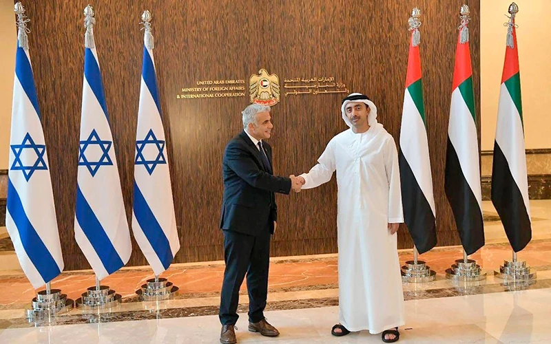 Bộ trưởng Ngoại giao và Hợp tác quốc tế UAE (bên phải) đón người đồng cấp Israel trong chuyến thăm Abu Dhabi. Ảnh News WWC