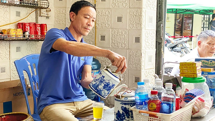 Anh Trịnh Văn Hà hằng ngày bán hàng và điều trị bệnh.