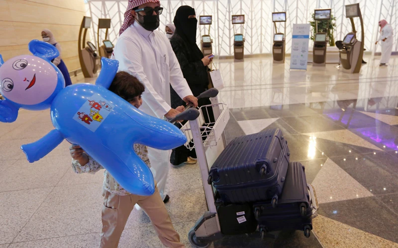 Hành khách A-rập Xê-út tại Sân bay Quốc tế King Abdulaziz ở Jeddah (Ảnh: AP)