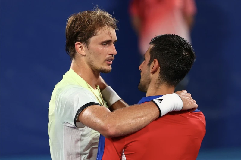 Novak Djokovic chúc mừng Zverev đang rất xúc động. (Ảnh: Reuters)