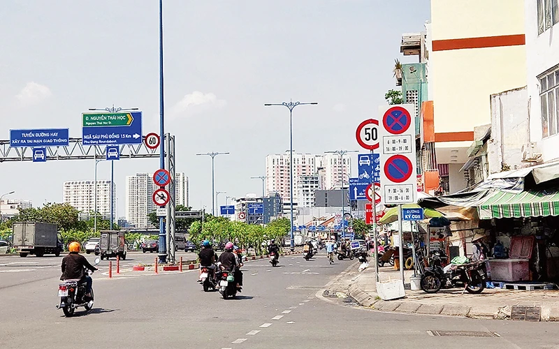 Nhiều biển báo đặt cạnh nhau, che khuất, khó đọc trên góc đường Ký Con, quận 1, TP Hồ Chí Minh.Ảnh | Đỗ Loan