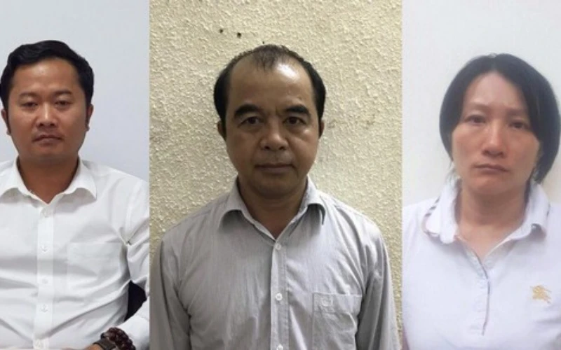 Bị can Dương Văn Hòa (áo trắng ngoài cùng từ trái sang) cùng hai bị can trong vụ án.