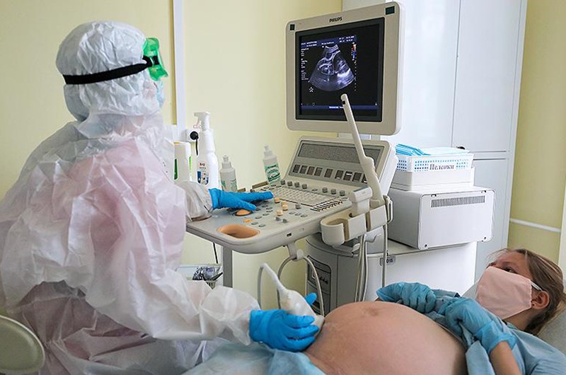 Bác sĩ Nga khám định kỳ cho phụ nữ mang thai. (Ảnh: TASS)