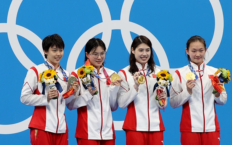 Các VÐV Trung Quốc giành HCV ở nội dung 4 x 200 m bơi tiếp sức tự do nữ. Ảnh THX/TTXVN