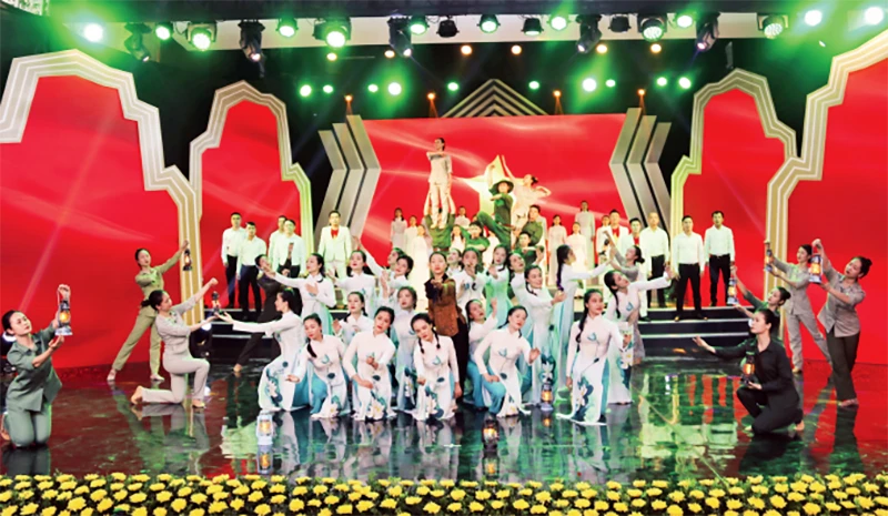 Chương trình nghệ thuật Những ngôi sao bất tử của Nhà hát Ca múa nhạc Dân gian Việt Bắc trên VTV2 tối 27/7.