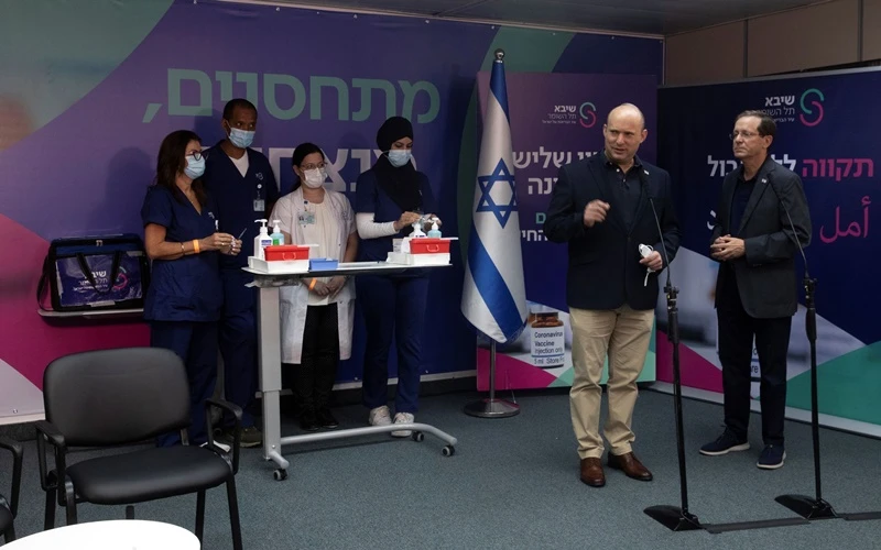 Thủ tướng Bennett phát biểu ý kiến tại Trung tâm y tế Sheba, ngày 30/7. (Ảnh: Reuters)