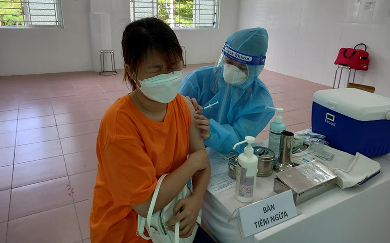 Lực lượng y tế tư nhân tham gia tiêm chủng ở điểm nóng Bình Tân.