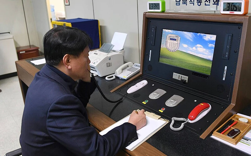 Nhân viên Chính phủ Hàn Quốc liên lạc qua đường dây nóng liên Triều.