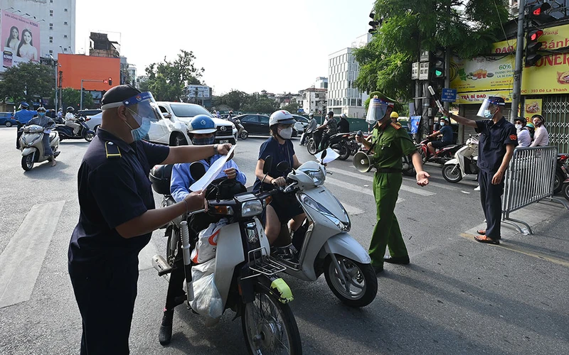 Chốt kiểm soát dịch Covid-19 tại phố Đê La Thành, Hà Nội. Ảnh: DUY LINH