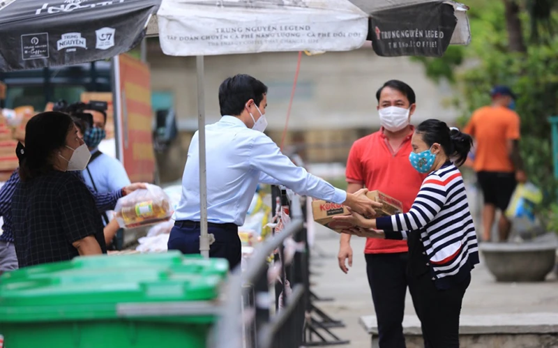 UBND phường Nại Hiên Đông trao nhu yếu phẩm tặng người dân trong khu cách ly, phong tỏa .