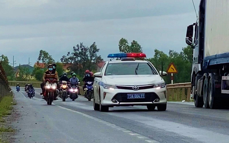 Cảnh sát giao thông tỉnh Quảng Bình dẫn đường cho người dân về quê bằng xe máy qua địa bàn. 