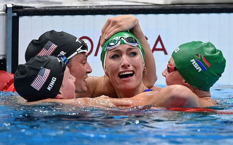 Niềm vui của Tatjana Schoenmaker (giữa) sau khi lập kỷ lục Olympic và thế giới bơi 200m ếch nữ.