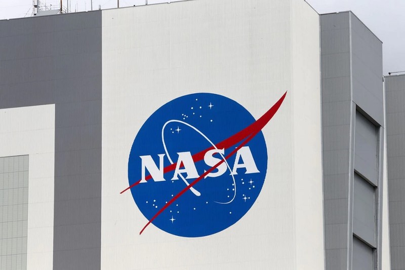 Biểu trưng của NASA được nhìn thấy tại Trung tâm Vũ trụ Kennedy. (Ảnh: Reuters).
