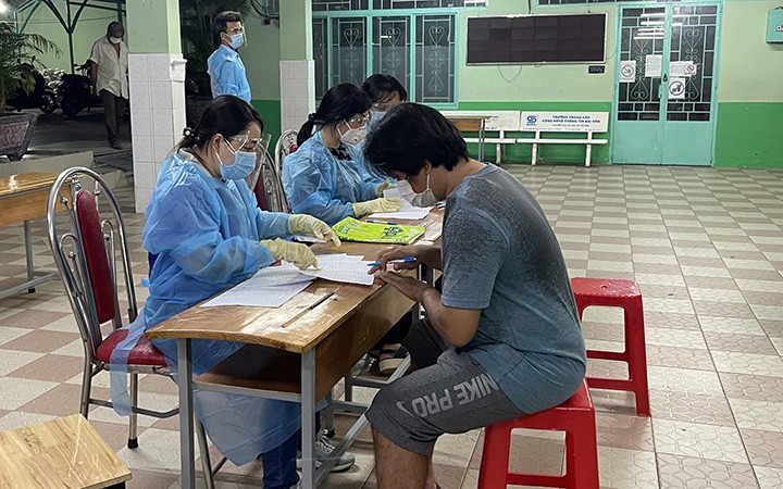 Chi trả hỗ trợ cho lao động tự do tại quận 5, TP Hồ Chí Minh. (Ảnh minh họa: Quý Hiền)