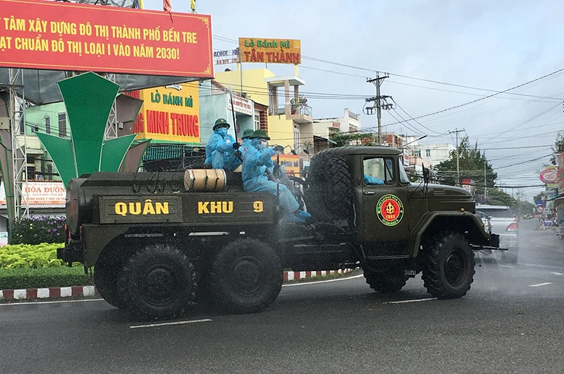 Xe đặc chủng của Bộ Tư lệnh Quân khu 9 tổ chức phun khử khuẩn, tiêu độc tại các tuyến đường trên địa bàn thành phố Bến Tre.