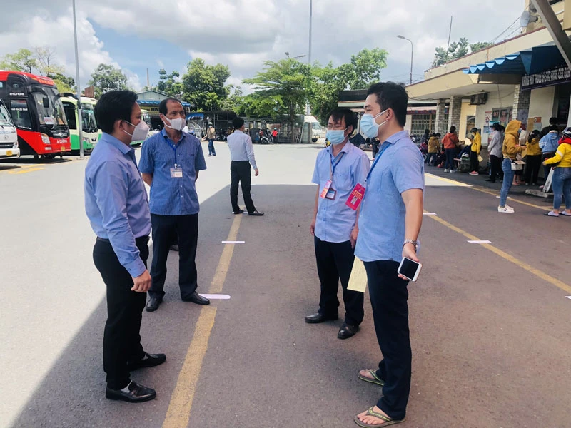Lãnh đạo thành phố Biên Hòa có mặt tại bến xe chỉ đạo việc hỗ trợ công nhân về quê tránh dịch.