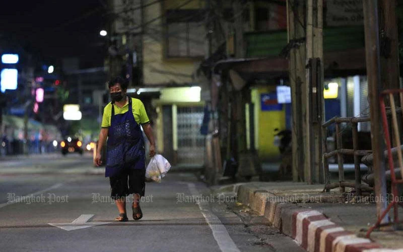 Một người dân đi trên phố trước giờ giới nghiệm ở tỉnh Nonthaburi. (Ảnh: Bưu điện Bangkok)