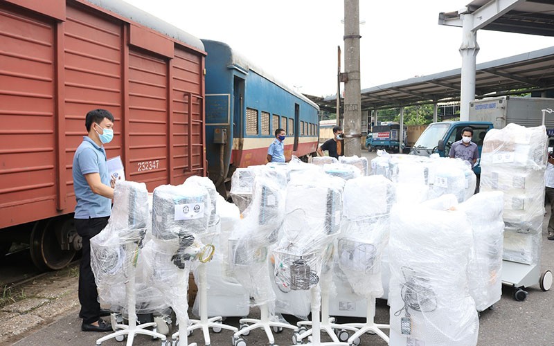 Các trang thiết bị được đóng gói cẩn thận vận chuyển từ Hà Nội vào TP Hồ Chí Minh.
