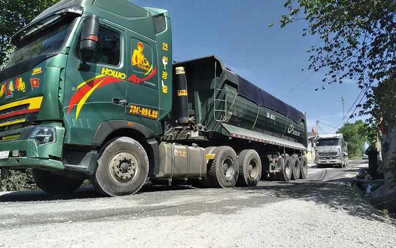 Ðường dân sinh ở xã Trường Xuân thường xuyên phải gánh chịu trọng lượng của các đoàn xe chở đất đá, khiến chất lượng mặt đường bị xuống cấp nghiêm trọng.
