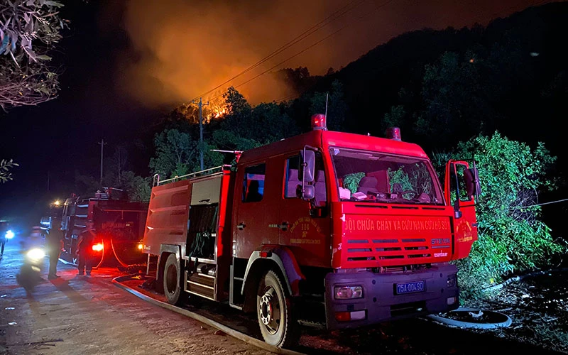 Lực lượng chức năng tỉnh Thừa Thiên Huế triển khai phương án chữa cháy rừng thông phòng hộ tại thị xã Hương Thủy. Ảnh: CÔNG HẬU