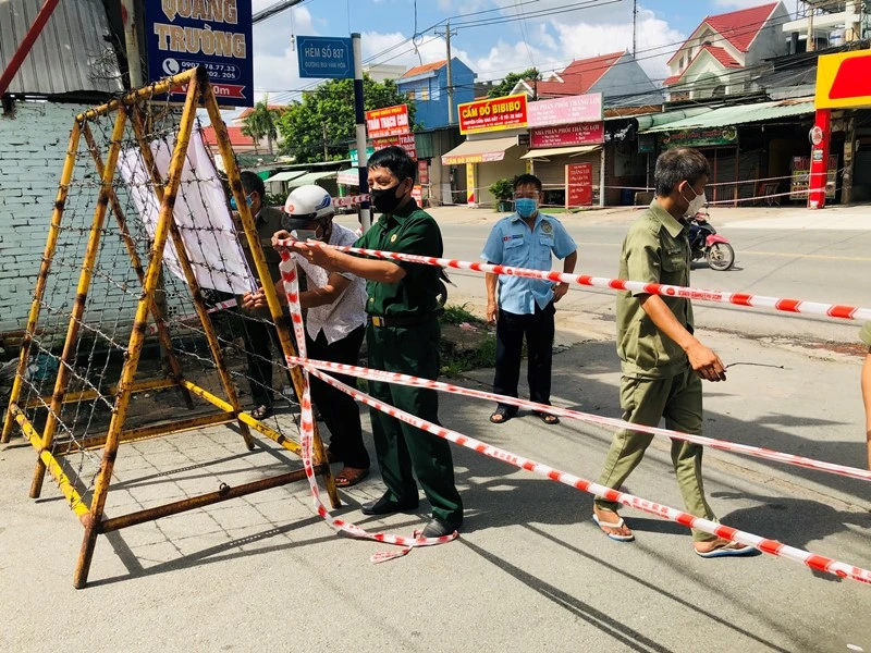 Lực lượng cựu chiến binh được huy động hỗ trợ thực hiện nhiệm vụ tại chốt phong tỏa ở phường Long Bình, TP Biên Hòa.
