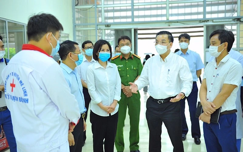 Chủ tịch UBND TP Hà Nội Chu Ngọc Anh kiểm tra tại bệnh viện dã chiến Mê Linh