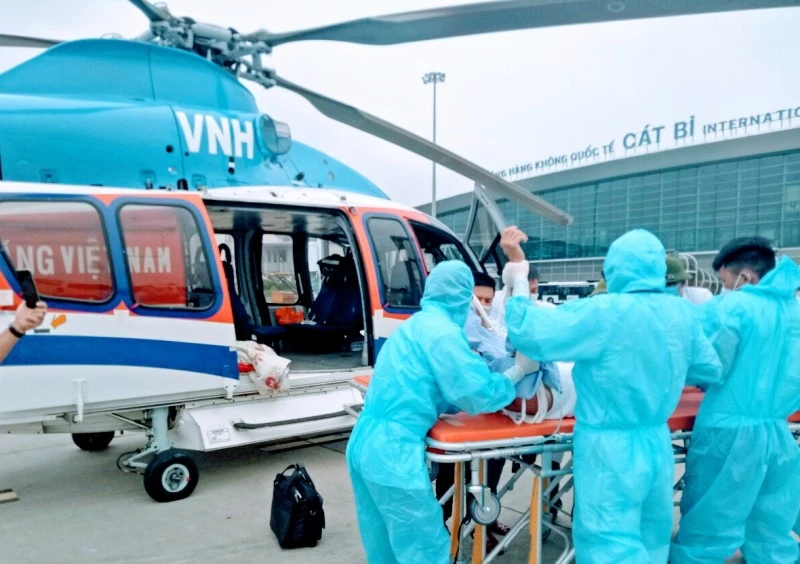 Chuyến bay đưa bệnh nhân từ đảo Bạch Long Vĩ xa xôi nhanh chóng về đất liền cứu chữa kịp thời.