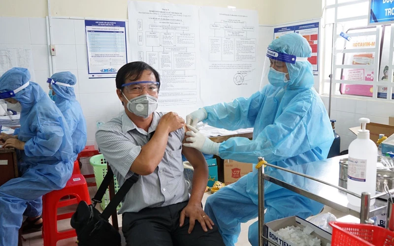 Tiêm chủng vaccine phòng Covid-19 trên địa bàn thành phố Thủ Dầu Một, tỉnh Bình Dương. 