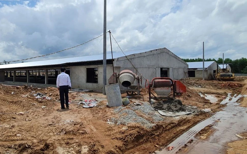 Bệnh viện dã chiến quy mô 3.000 giường tại huyện Xuân Lộc đang được gấp rút hoàn thiện.