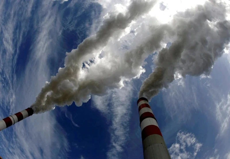 Khói bốc lên từ ống khói của nhà máy nhiệt điện than Belchatow, Ba Lan. (Ảnh: Reuters).