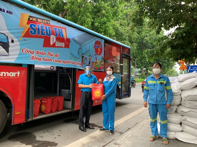 Liên đoàn Lao động TP Hà Nội triển khai “Xe buýt siêu thị 0 đồng” hỗ trợ công nhân, lao động nhu yếu phẩm thiết yếu.