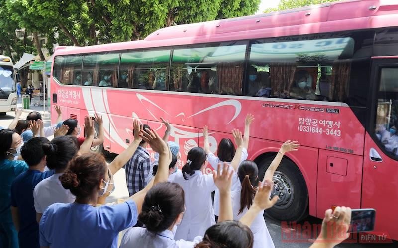 200 cán bộ Bệnh viện Bạch Mai vào TP Hồ Chí Minh chống dịch