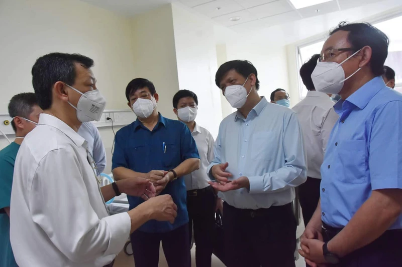 Lãnh đạo TP Hồ Chí Minh và Bộ Y tế khảo sát thực tế tại các điểm thiết lập Trung tâm Hồi sức tích cực. (Ảnh: Bộ Y tế).