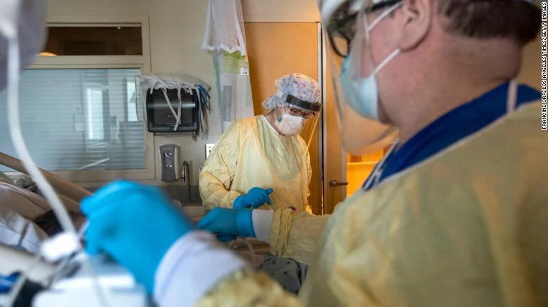 Nhân viên chăm sóc sức khỏe hỗ trợ một bệnh nhân trong khu cấp cứu ở Torrance, California, Mỹ ngày 30/7. Ảnh: CNN.
