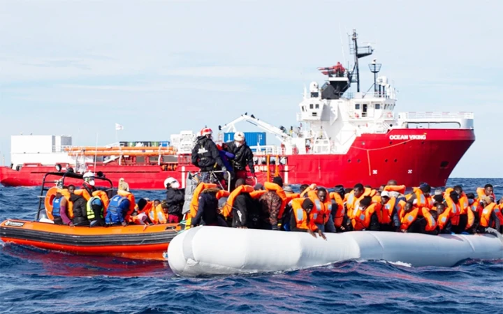 Lực lượng cứu hộ của tàu Ocean Viking giải cứu người di cư gặp nạn. Ảnh: SOS MÉDITERRANÉE