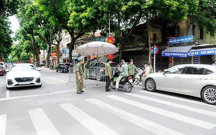 Lực lượng chức năng lập chốt kiểm tra người và phương tiện ra vào khu vực giáp ranh giữa hai quận Hoàn Kiếm và Hai Bà Trưng (TP Hà Nội). Ảnh: ĐĂNG KHOA